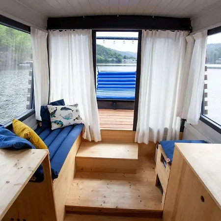 Houseboat Mali Feriehus *